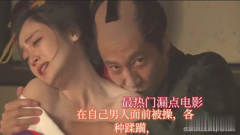 美乳人妻被强势后入，男人流泪旁观。