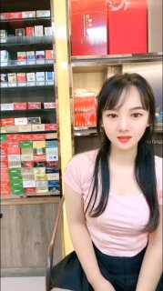 直播喷水表演，甜美老板丰满乳房诱惑下海这位甜美迷人的店老板在直播中展现了她的性感魅力。