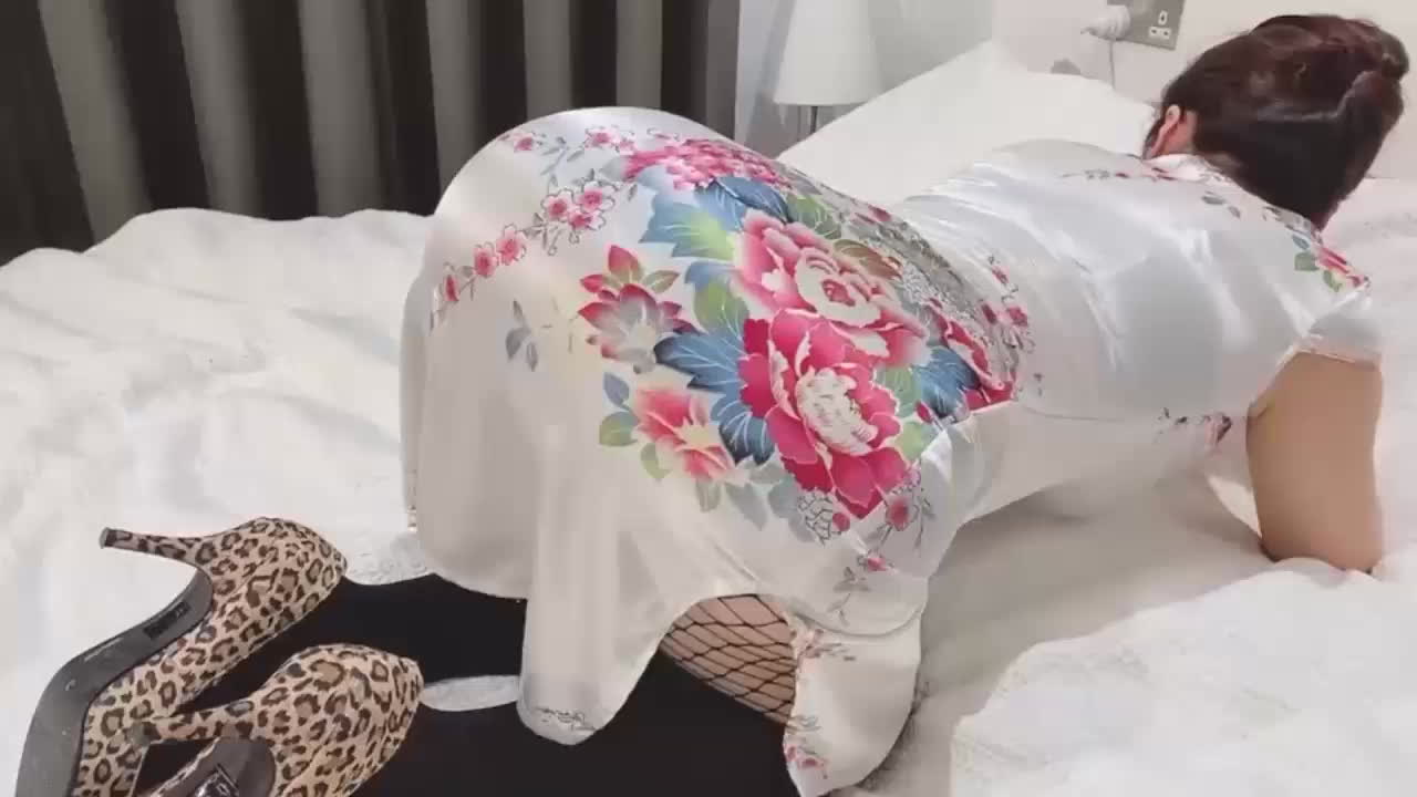 30多岁风韵犹存的少妇,舞蹈老师穿着性感的旗袍被我后入