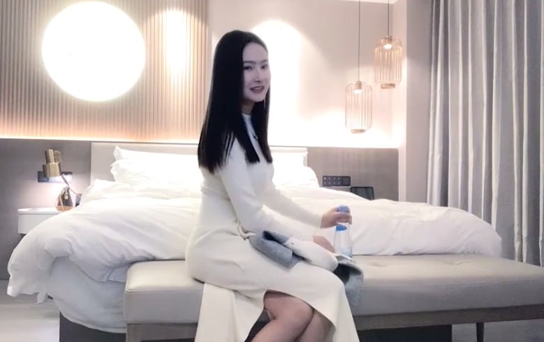 小宝探花 白衣女神大长腿舌吻互摸调情 镜头前口交舔屌掰穴