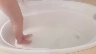 二次元女孩在大浴缸里好想有人陪 忍不住又想自慰潮吹把水填满