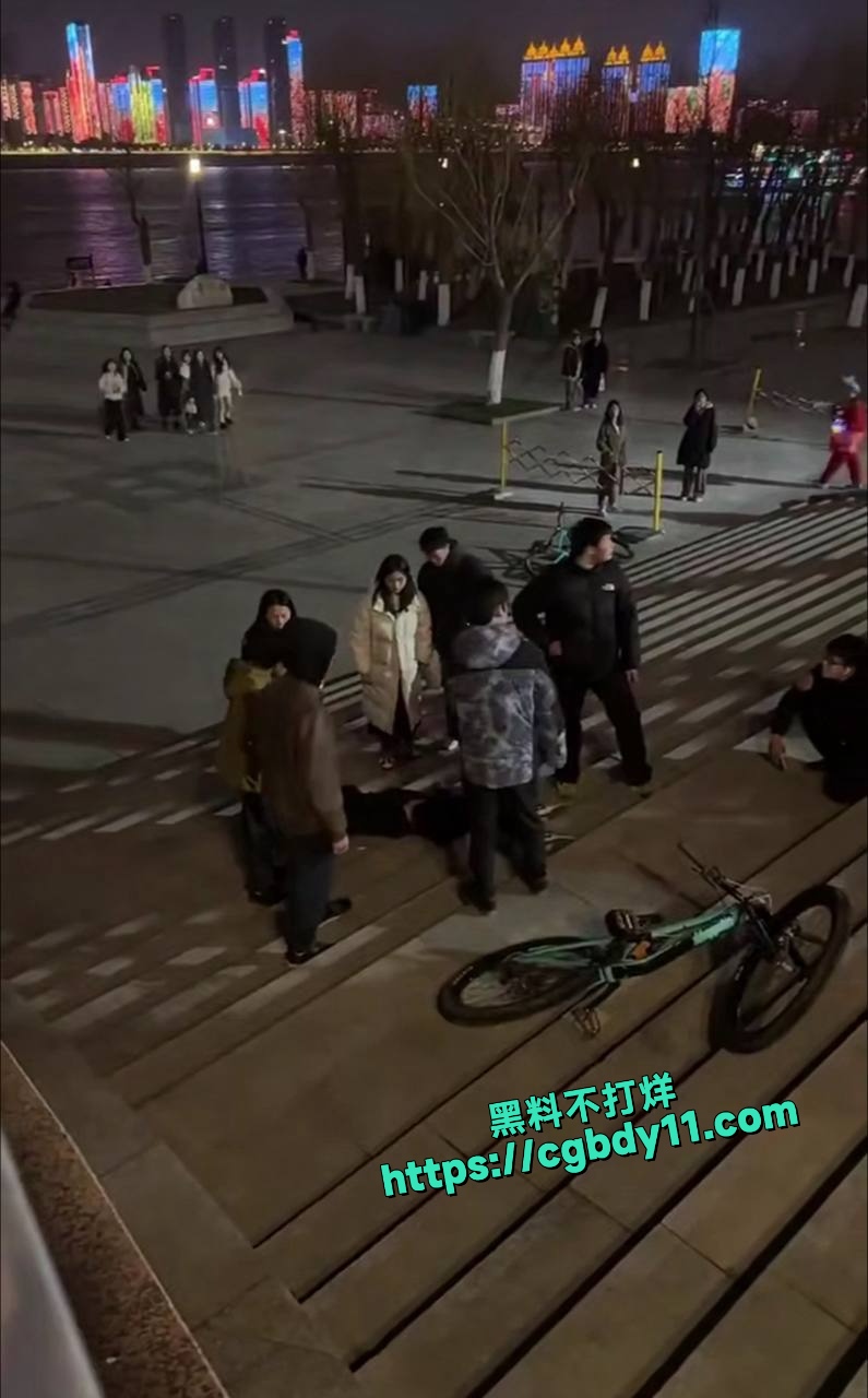 躺在地上准备拍照片呢，没想到直接被撞2