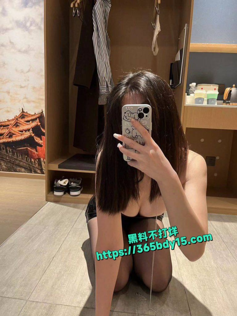 粉嫩高颜值女大学生下海兼职9
