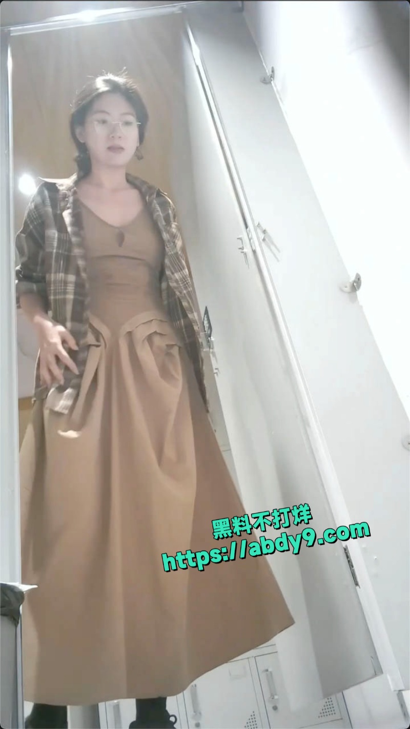 女厕偷拍御姐女神放尿合集全泄 3