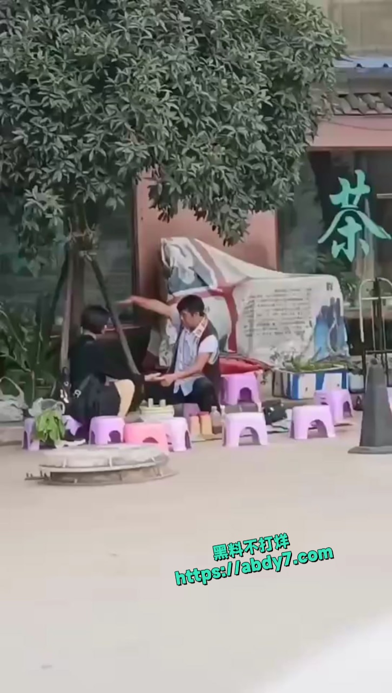 公园惊现奇葩算卦老神仙摸逼揉胸就知福祸吉凶 1