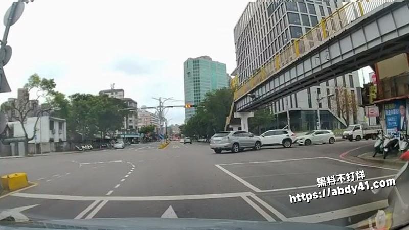 台湾新竹撞车后碾压警察