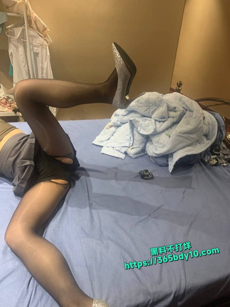 绿帽大神鹿林FQ肥臀少妇黑丝人妻私拍露点撩人19