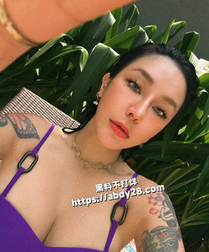 满臂纹身潜水教练7