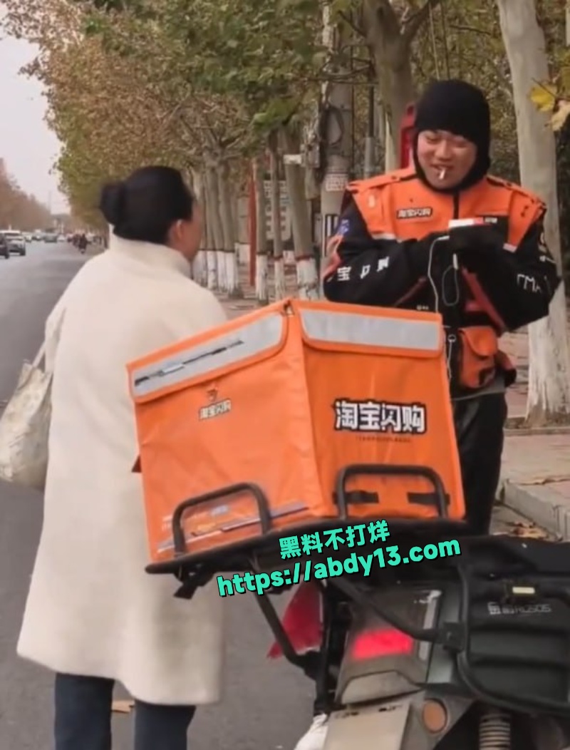 西安大妈偷外卖被小哥当场抓包 3