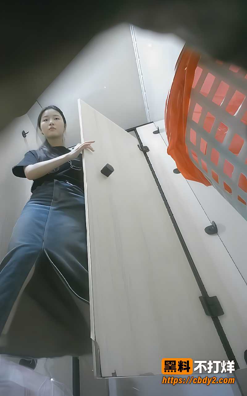牛仔短裙妹子低角度走光5