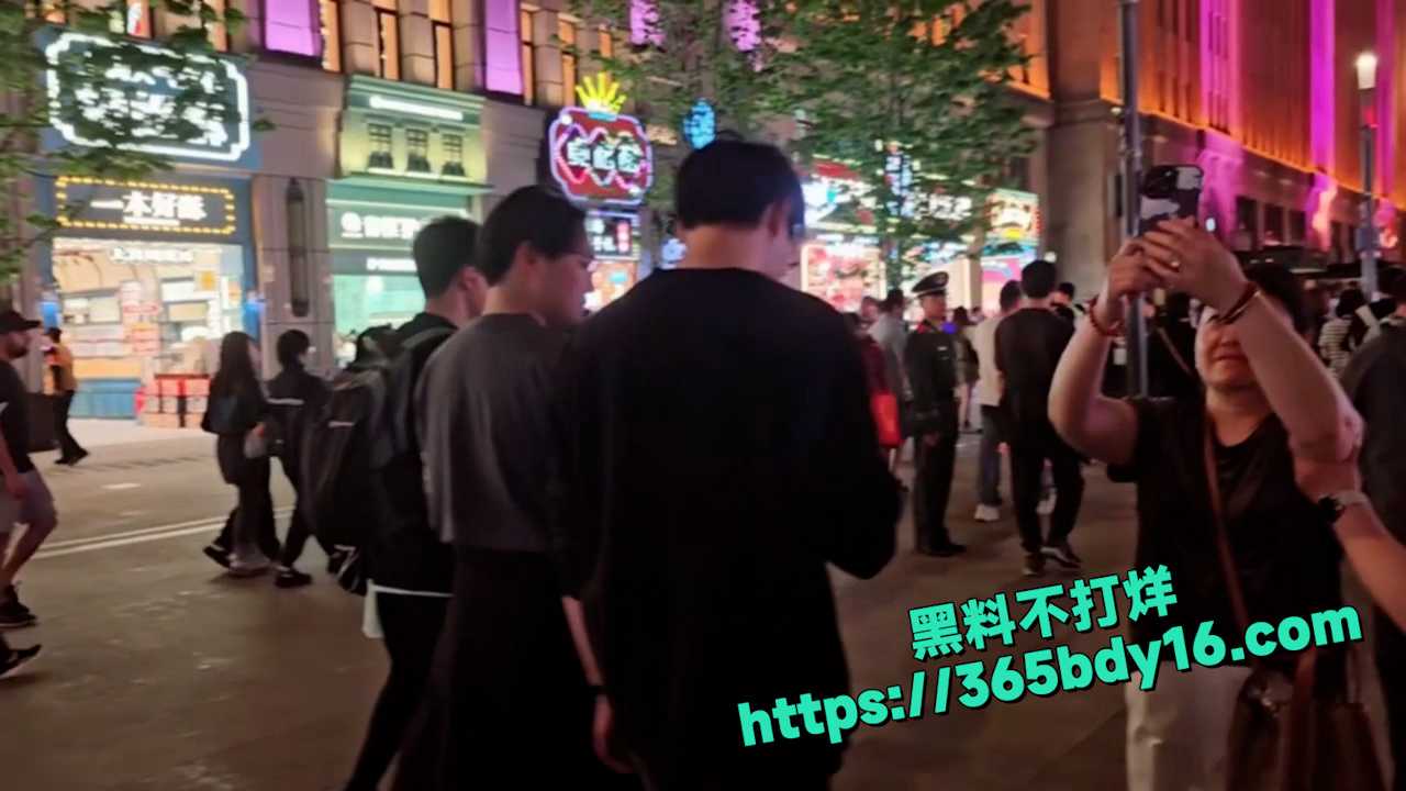 哥哥与妹妹上海外滩游玩 6
