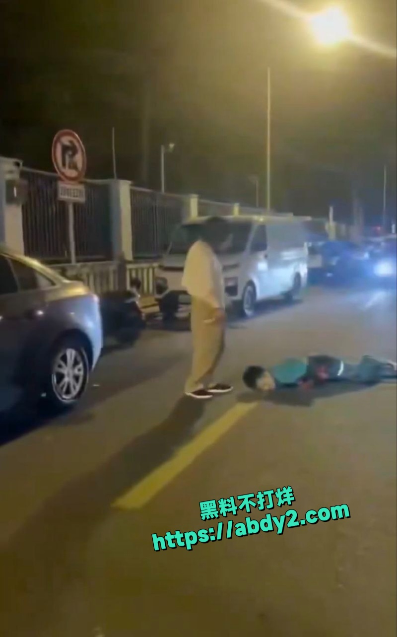 苏州南航附中东门快递员被捅伤 8