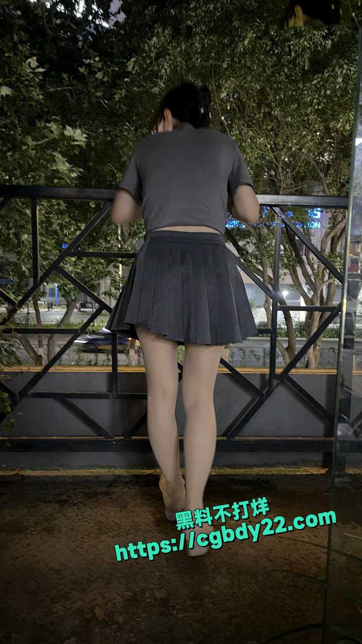 超级骚货大胆露脸记录日常生活 户外露出自慰17