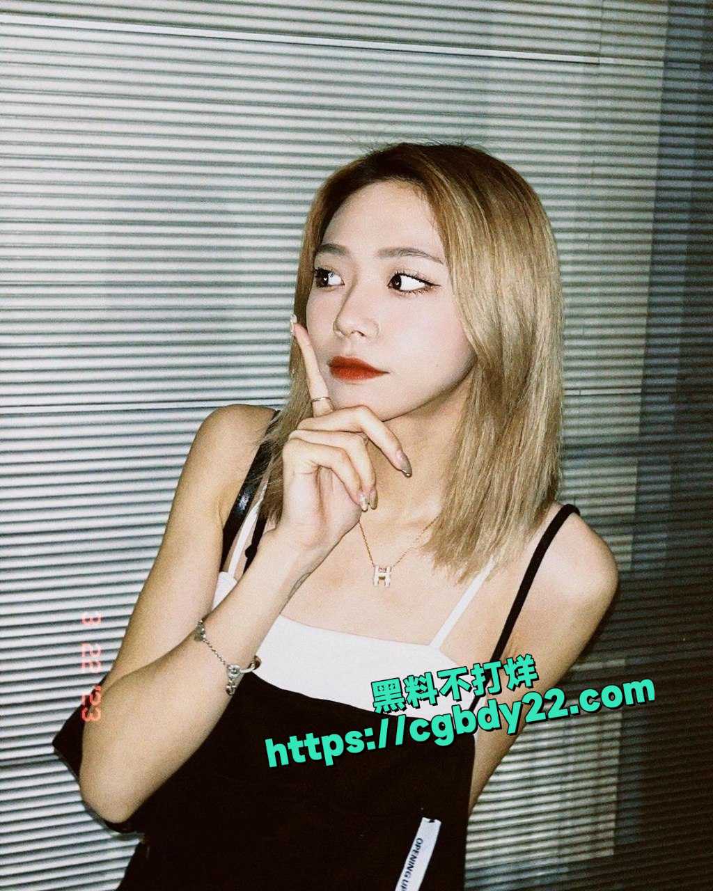 偷拍大神蹲守很久才拍到的IG小网红尿尿15