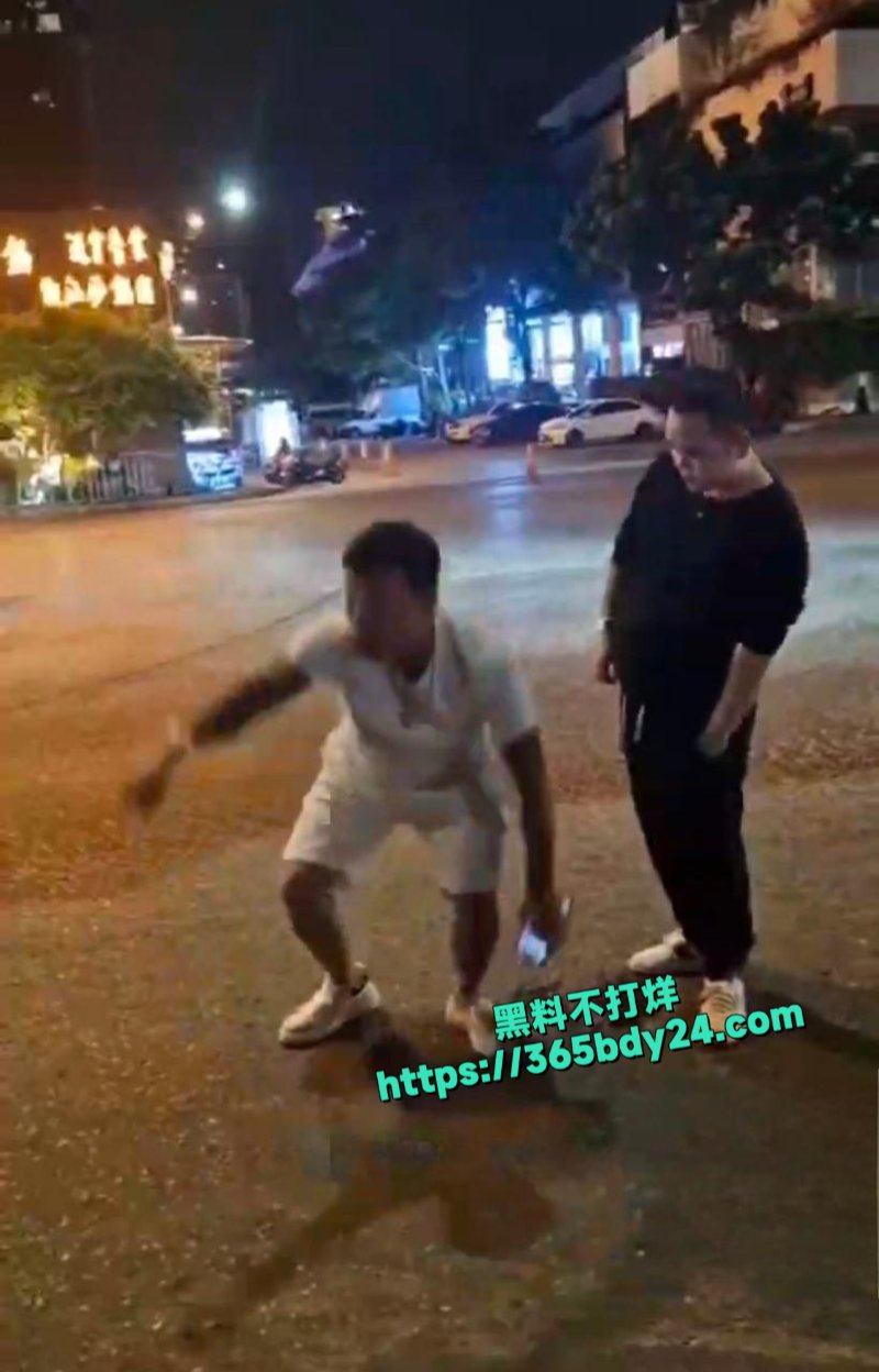 中国男子喝醉酒给泰国人下跪6