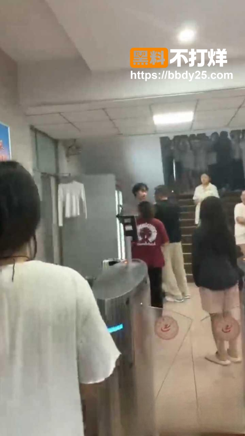 沧州师范学院一女生被爆脚踏两只船1