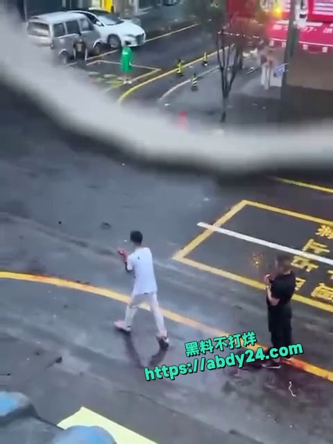 三名人员在公共街道发生激烈对峙 8