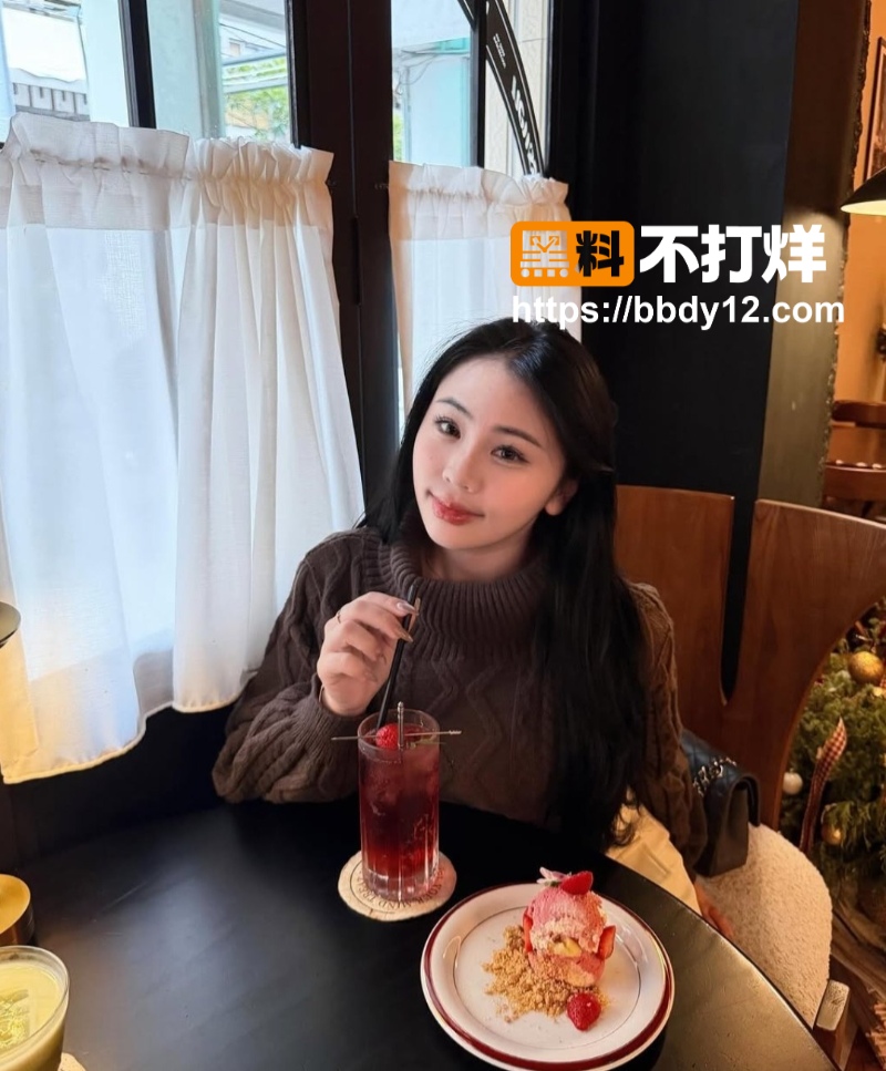 高颜值巨乳服装店老板娘02