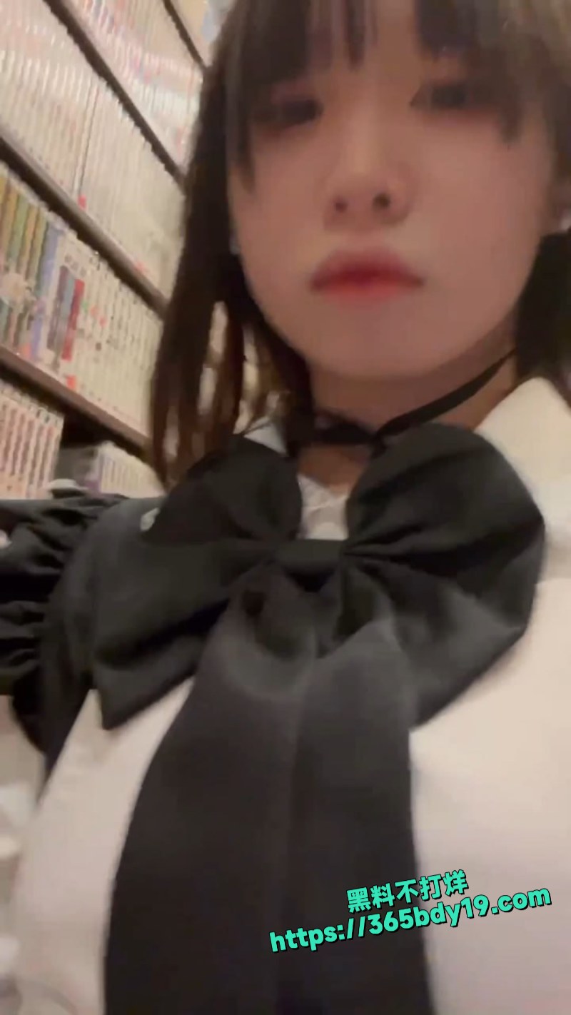 日本反差萝莉图书馆露出经典女仆制服撩裙自卫 2