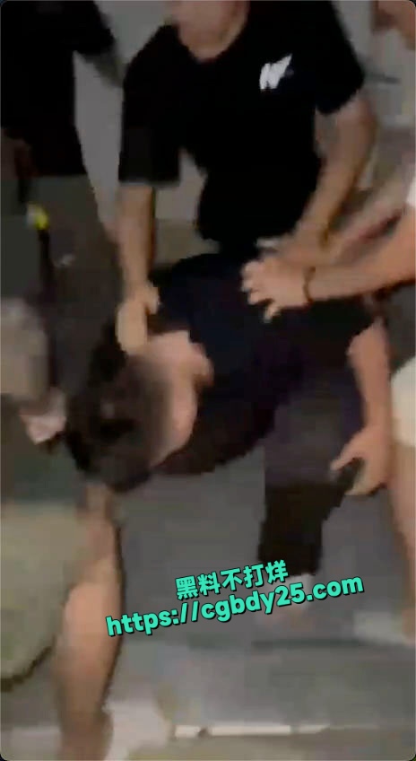 偷抵押车被抓包按在地下停车场一顿暴打1