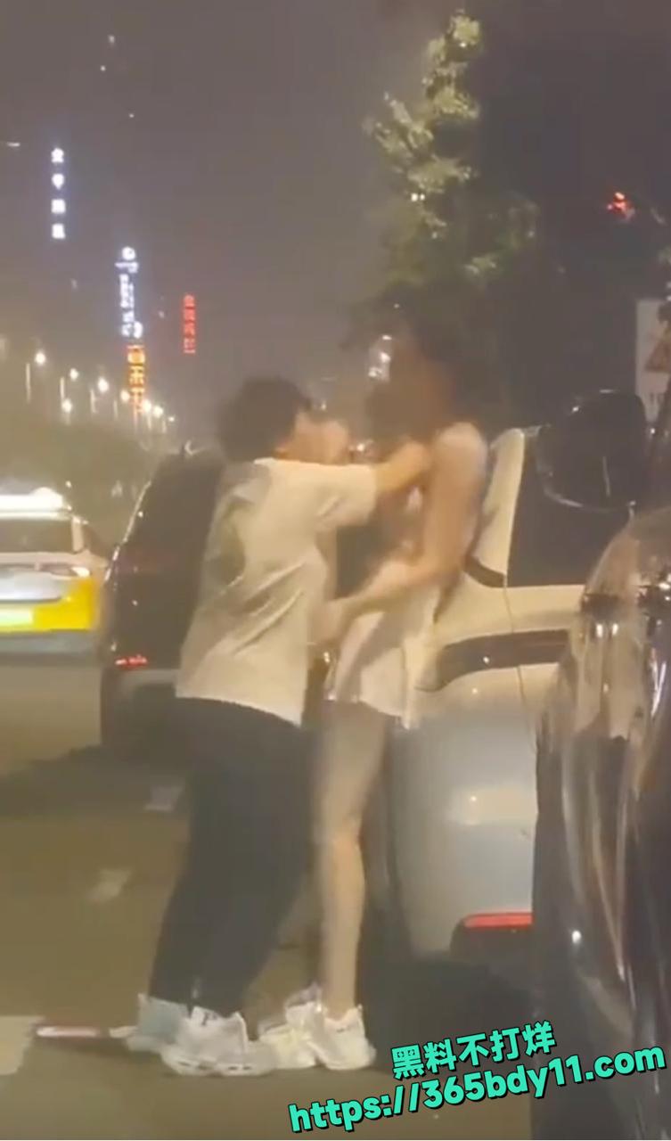 女同情侣吵架激情脱衣视频泄露2