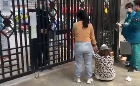 老人重病，小区保安不让出门看病，女儿急得拿菜刀抹脖子抗议