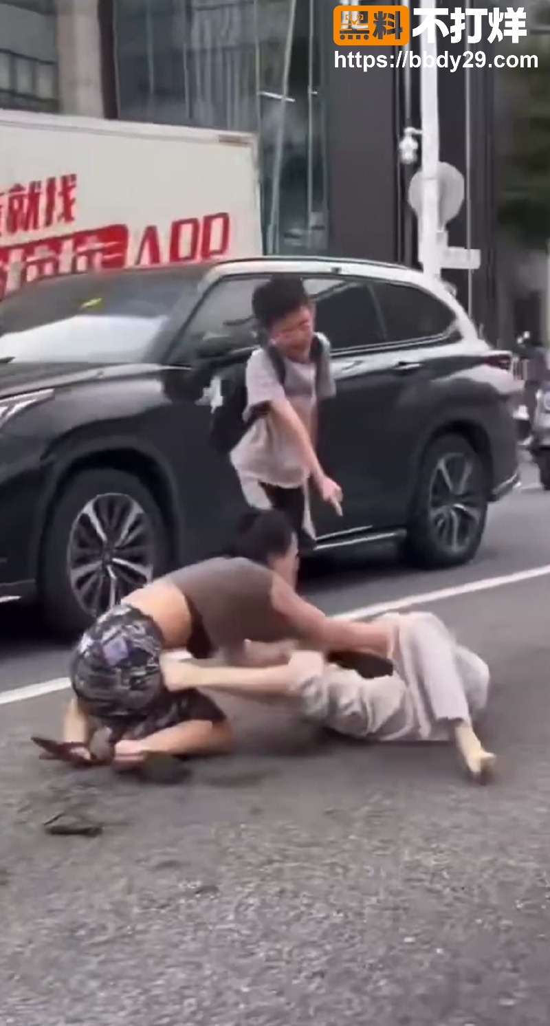 厦门女司机路口动手打架 6