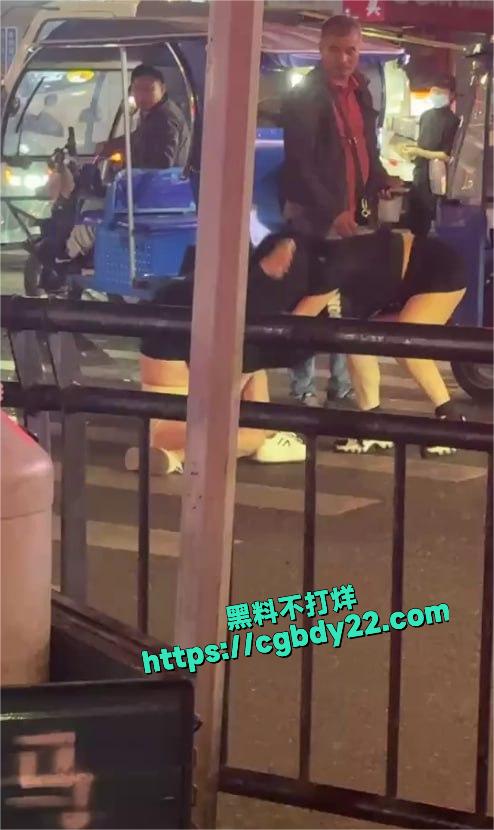温州龙湾永中路原配当街暴打小三无码版2