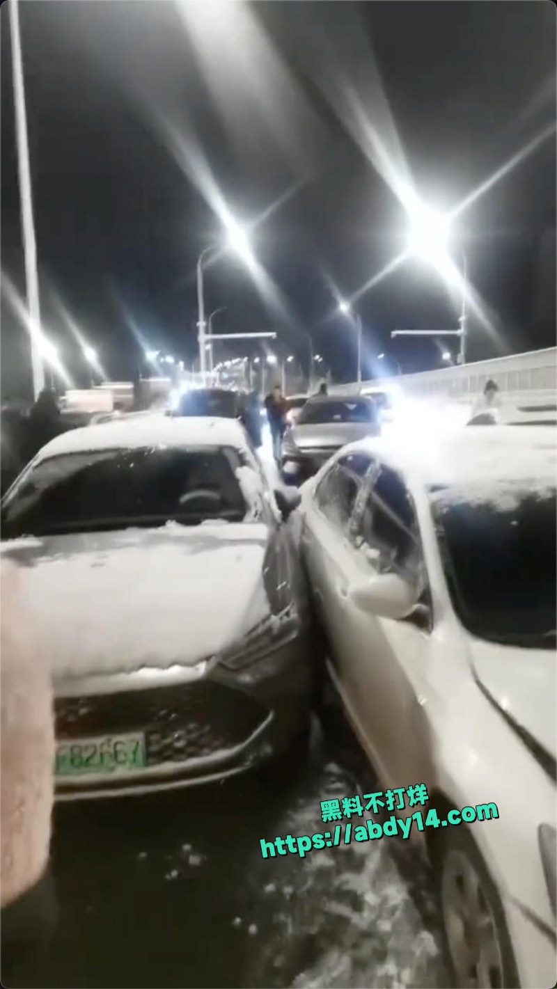 山东烟台突发雪天22车连环车祸 4