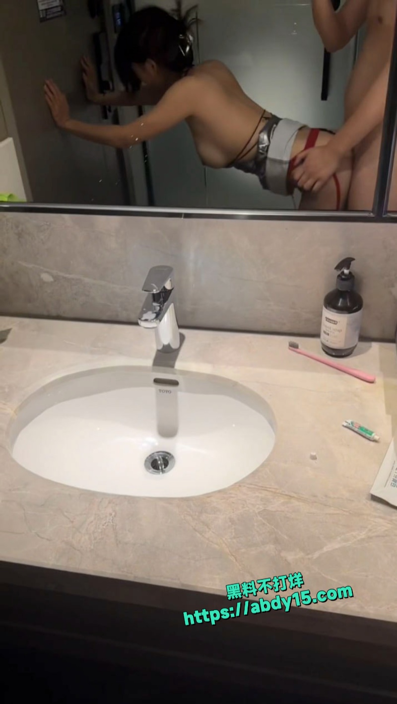 云南嫩妹穿女仆装性爱视频泄密 6