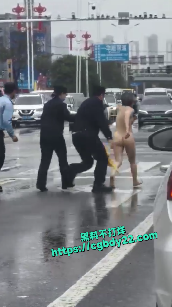 山东泰安一女子裸奔4