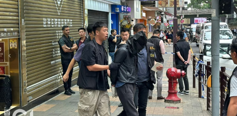 香港零元购劫匪在光天化日之下抢劫海防道珠宝店 智商这么愚蠢的人怎会称为劫匪？