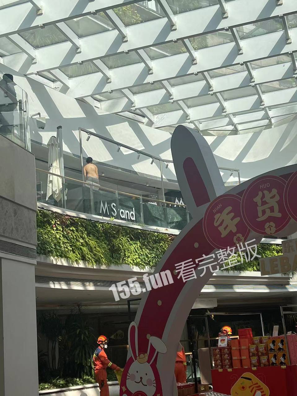 广州天河春广场女子跳楼.jpg