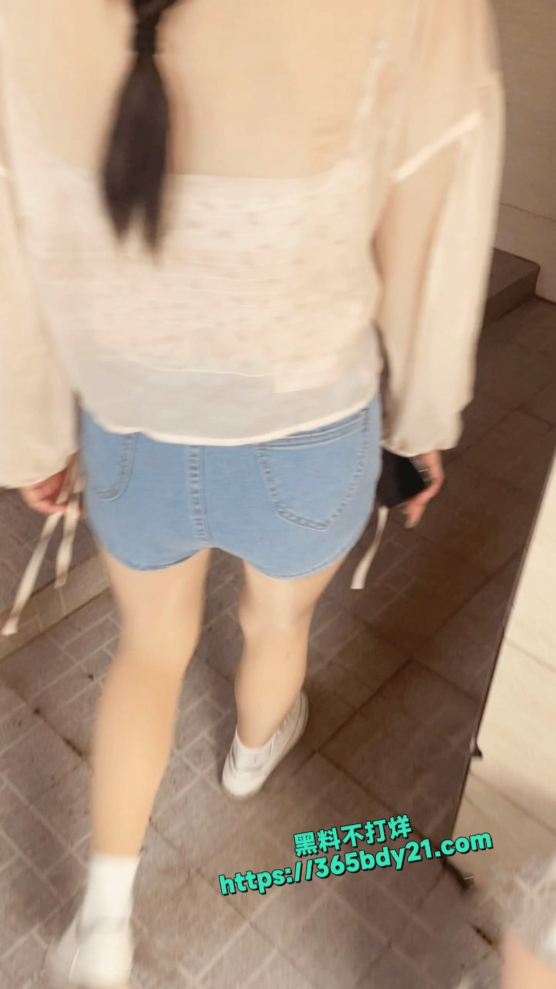 海角社区精选神作大神花言巧语拿下美女房东 1