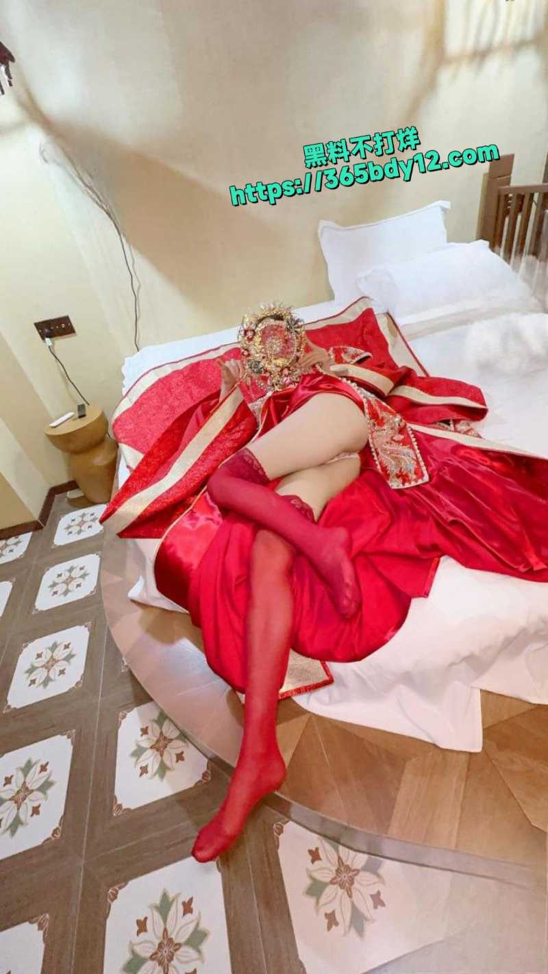 女儿身穿凤冠霞披1