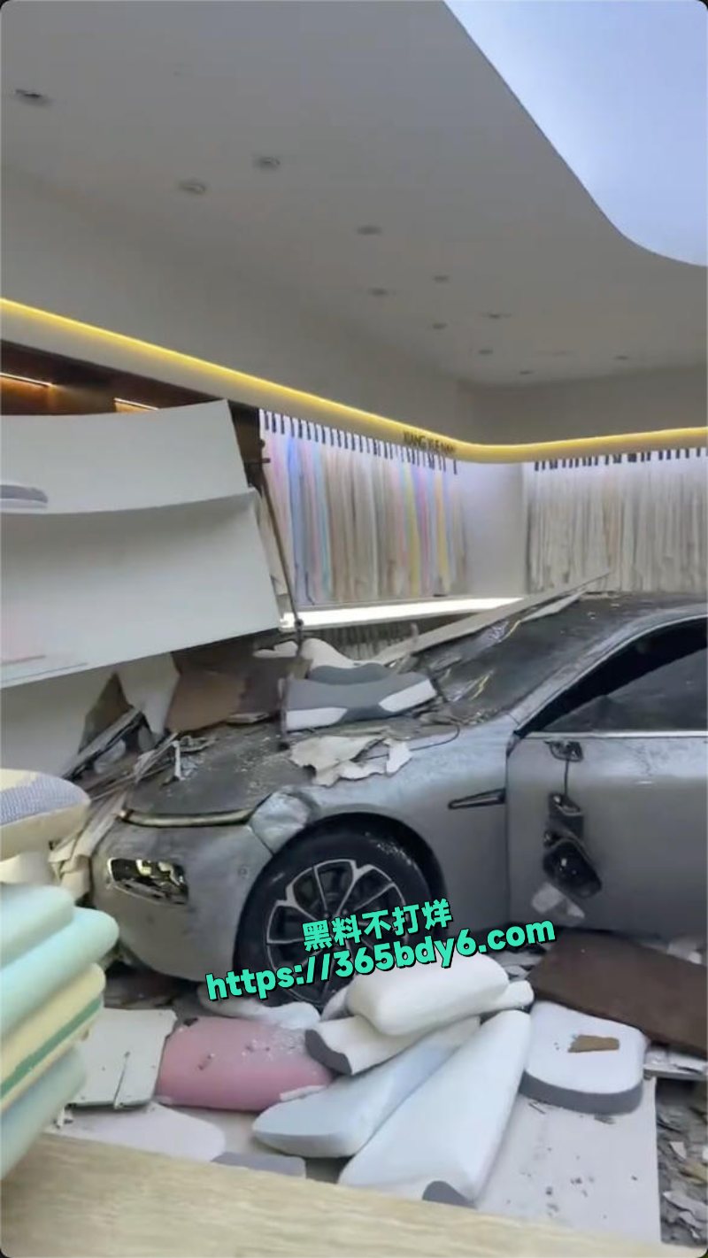 江苏南通突发惨烈车祸新能源汽车直接撞穿商场墙体5