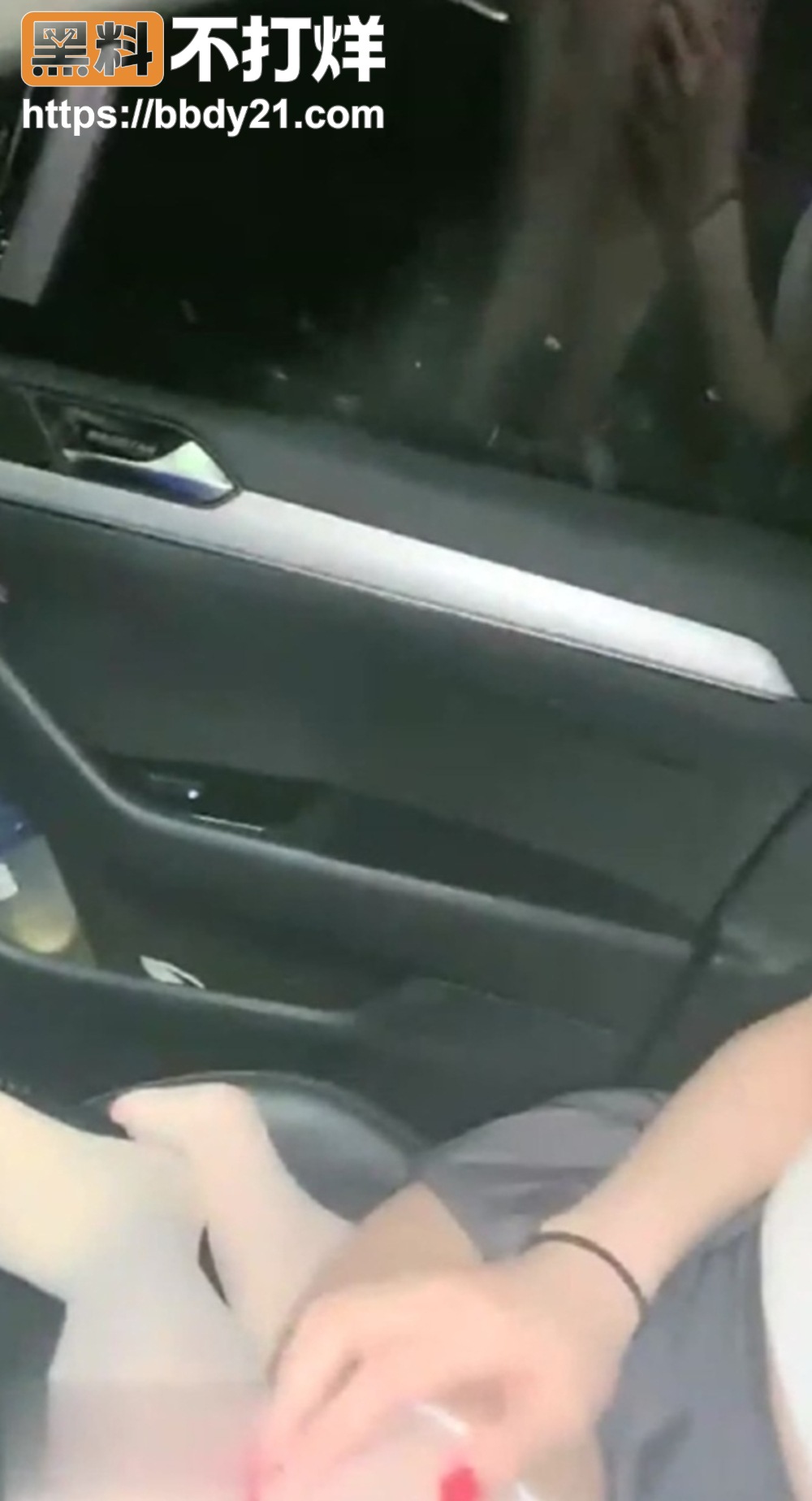 风骚御姐和男友私拍视频被曝光 户外车内猛摇骚臀爽到尖叫7