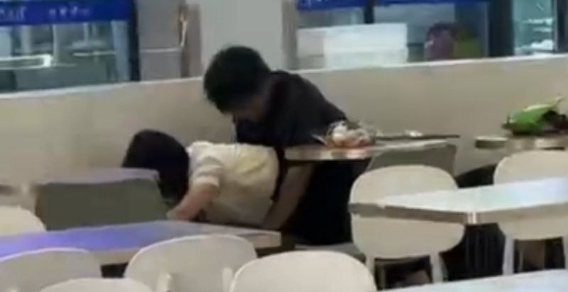 江苏科技大学情侣食堂操逼 女孩下腰姿势很专业可以操很深 唉哟饭都不香了啊