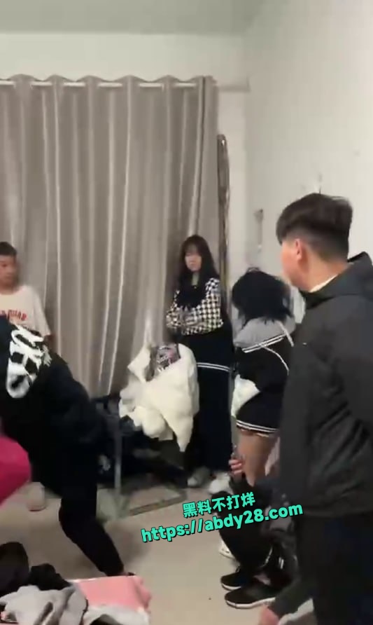 精神小伙精神小妹霸凌小姑娘 4