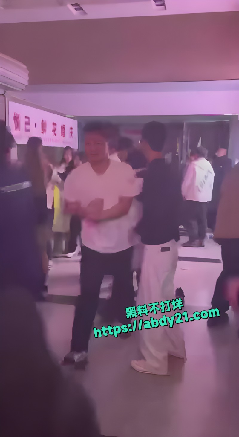 商场精神小伙大乱斗3