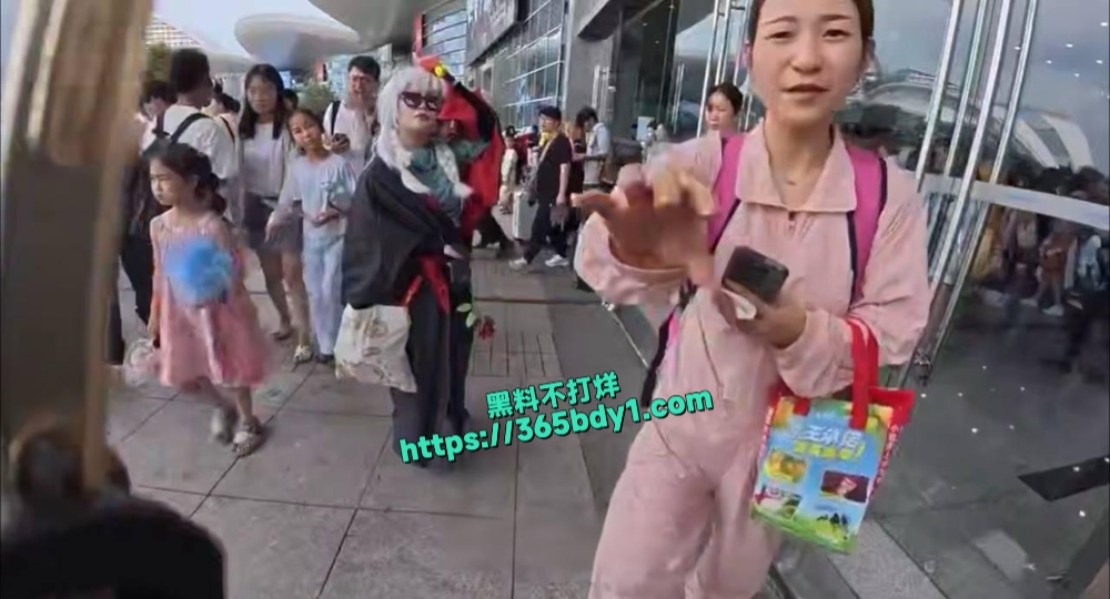湖北武汉漫展男子揭露卖笔骗局