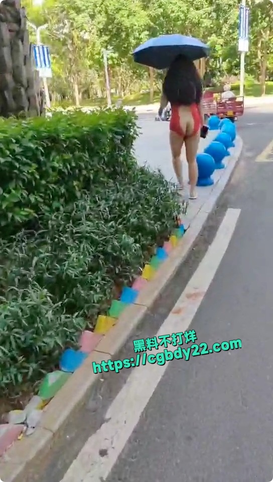 开档露皮红色情趣制服 大街上疯狂露出 人流中穿过1