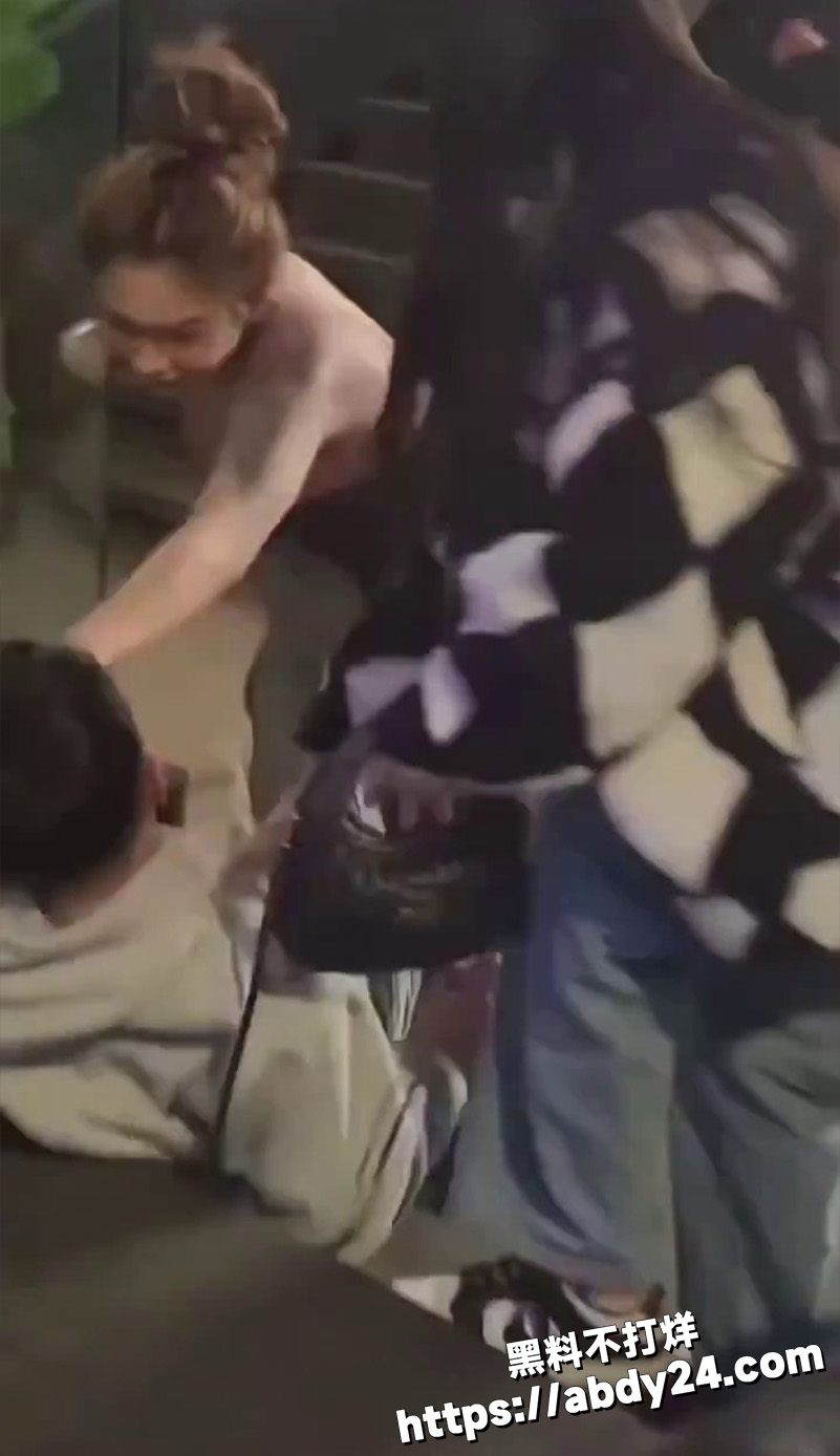 男女互殴小伙抓奶锁喉7