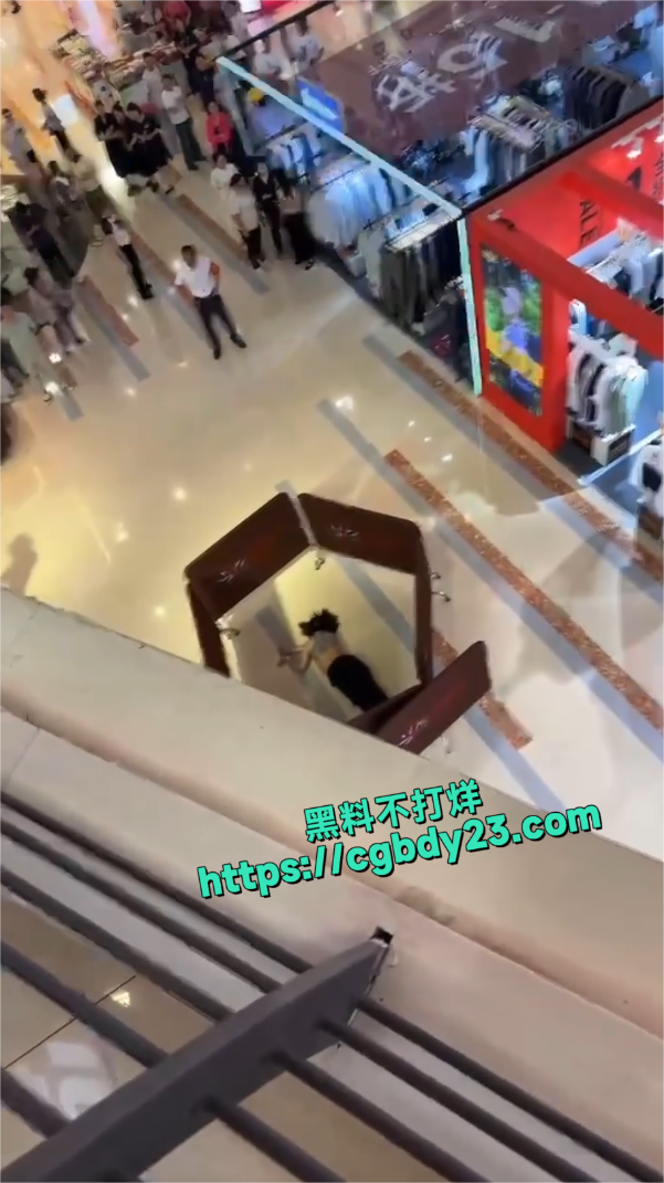 女孩京华城内跳下来2