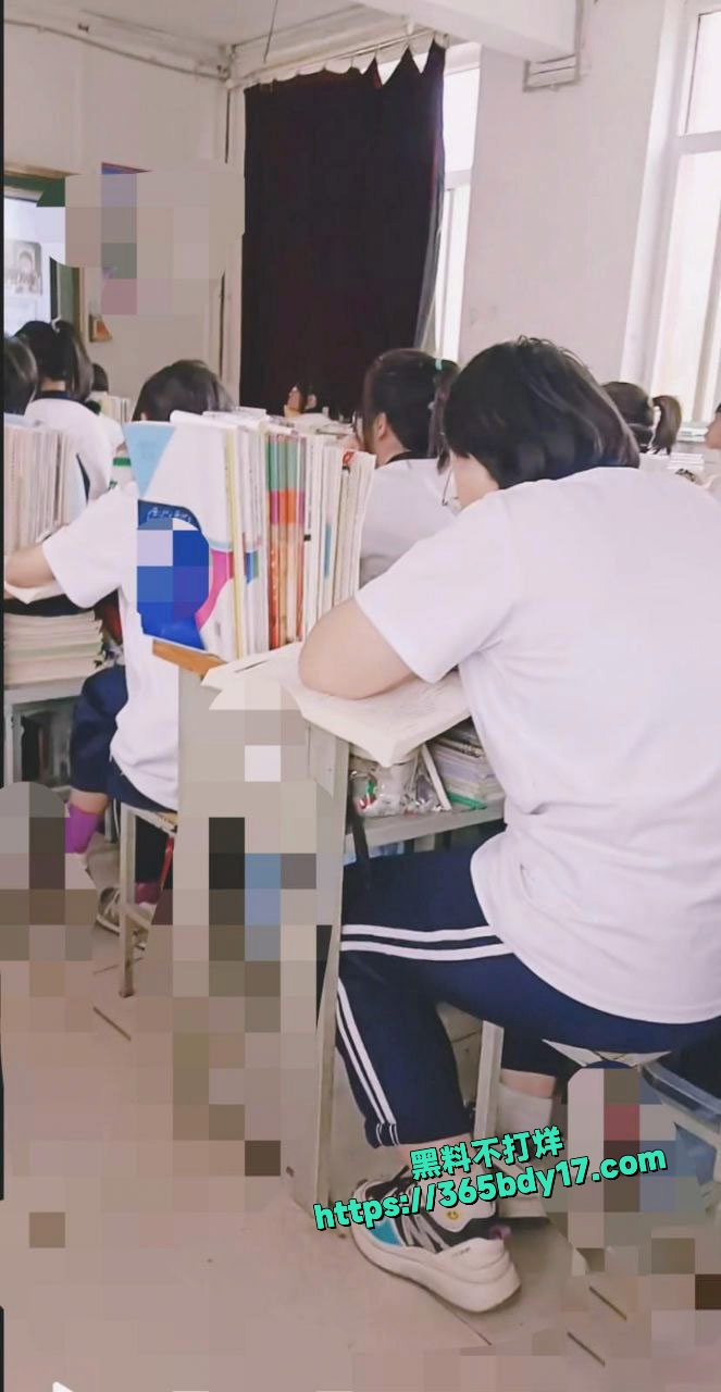 海角00后高中生乱伦纪实与性感单亲妈妈卧室激战 2