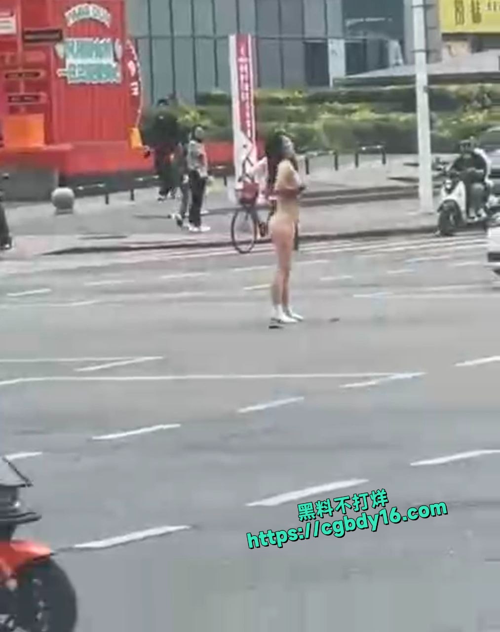 裸女超市门口玩漏出3