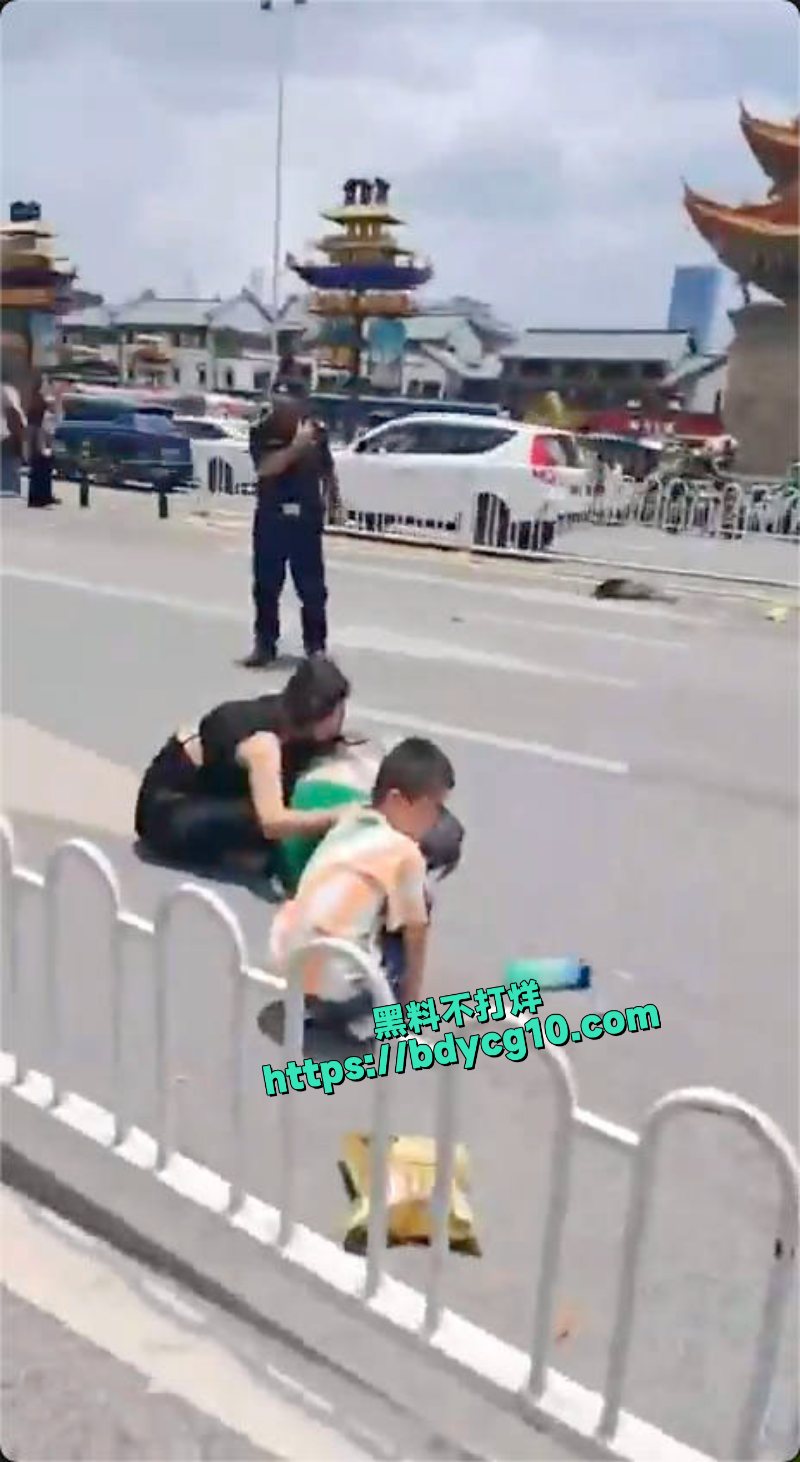 云南省昆明市金碧路发生汽车蓄意撞击多人事故5