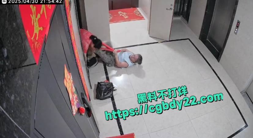精神病人暴起现场！一套睡梦罗汉拳给邻居打成沙袋了5