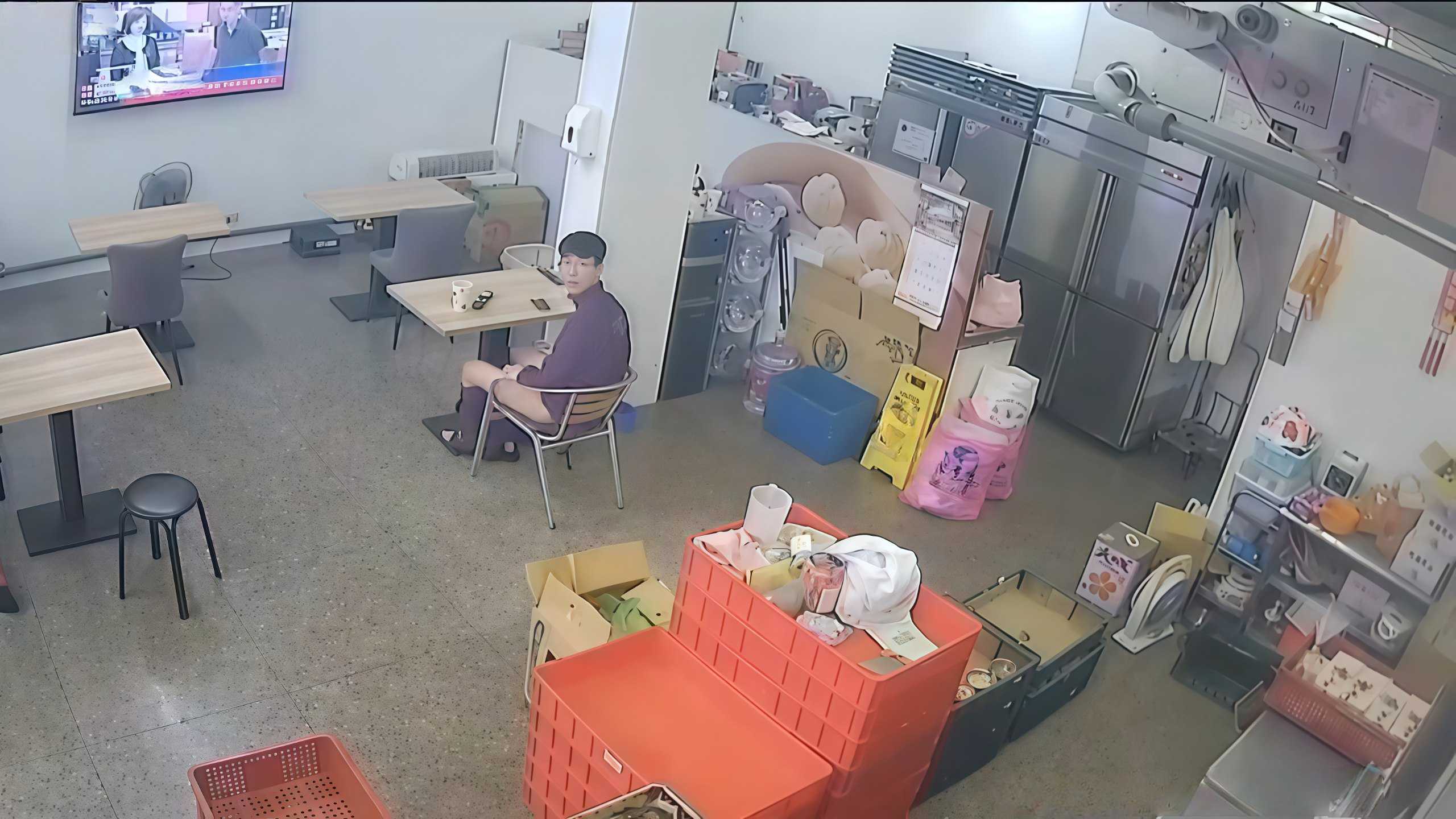 台湾新北新庄豆浆店里男子脱裤子撸管 老板娘送饮料时撞见赶紧转身离开