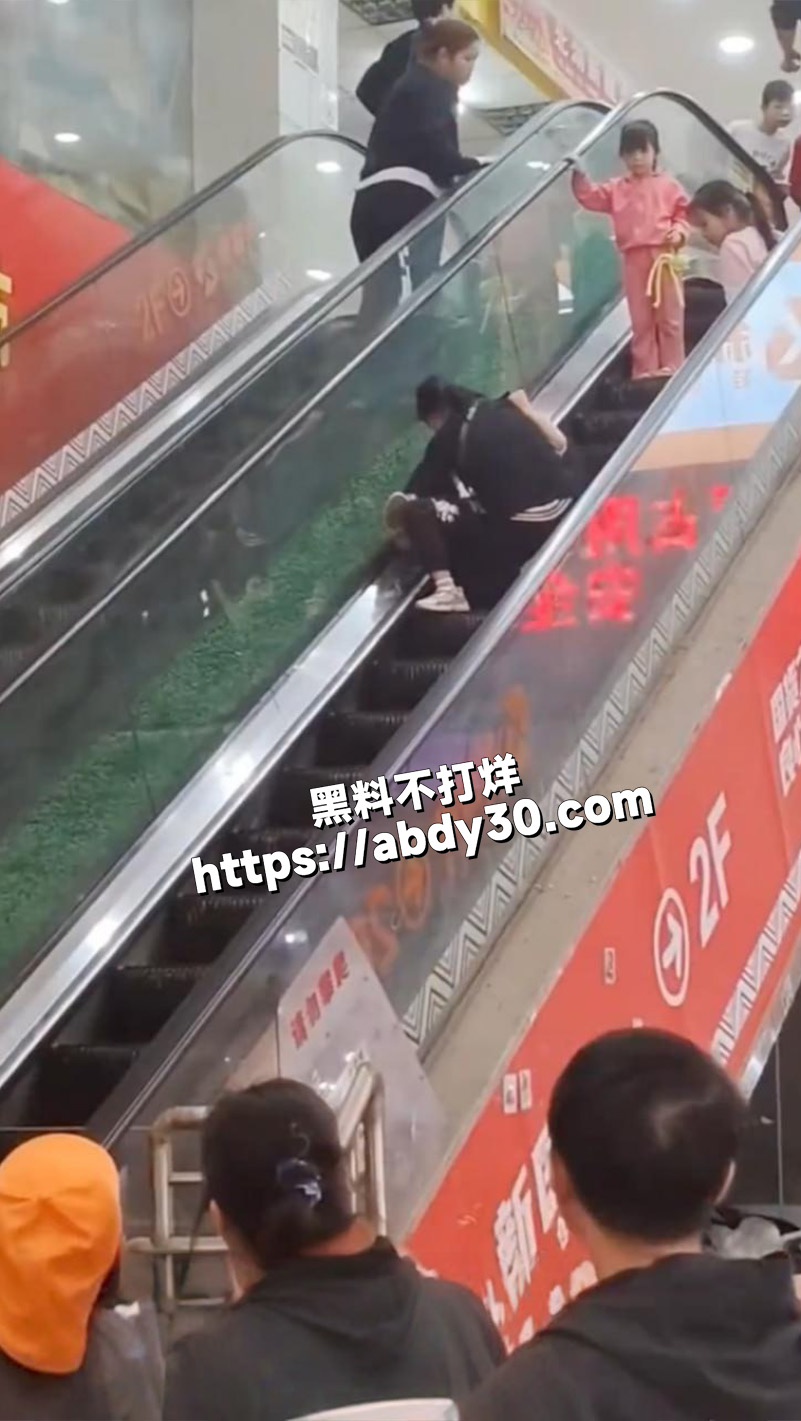 小女孩乘扶梯手被夹手3